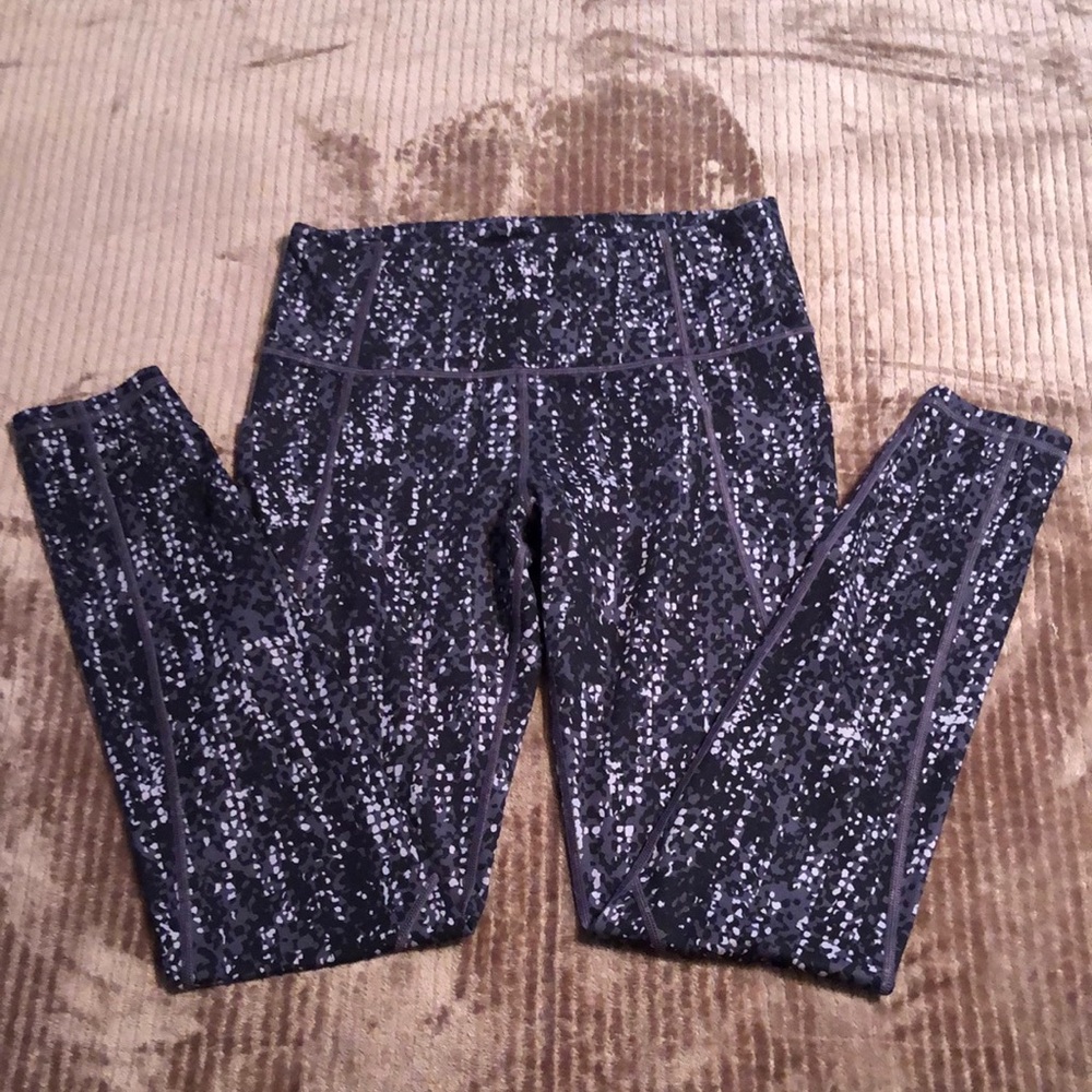 Athleta leggings size Medium Tall in black,gray and taupe print